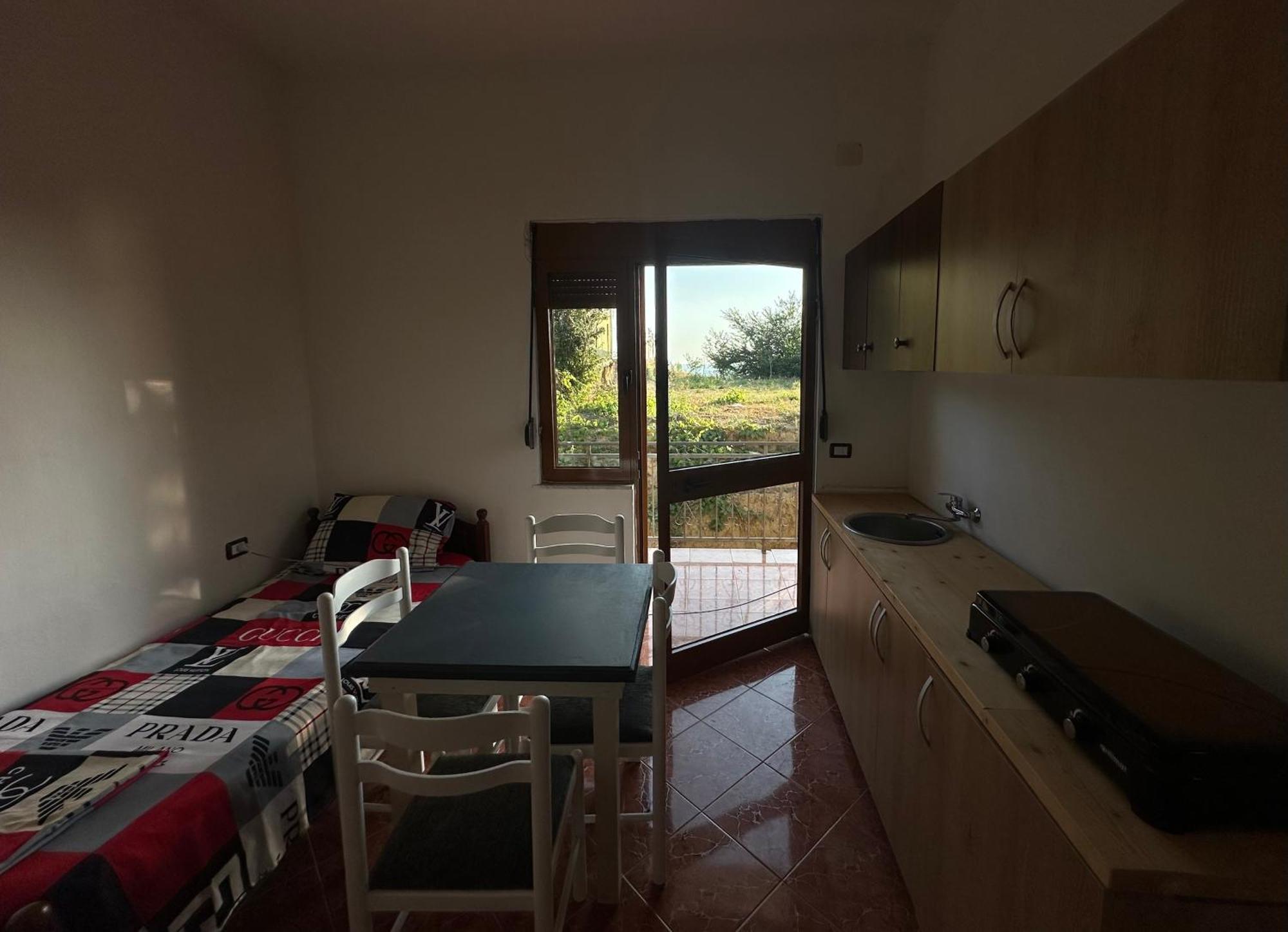 Apartment For Rent Vacation Krasniqi Karpen Eksteriør bilde